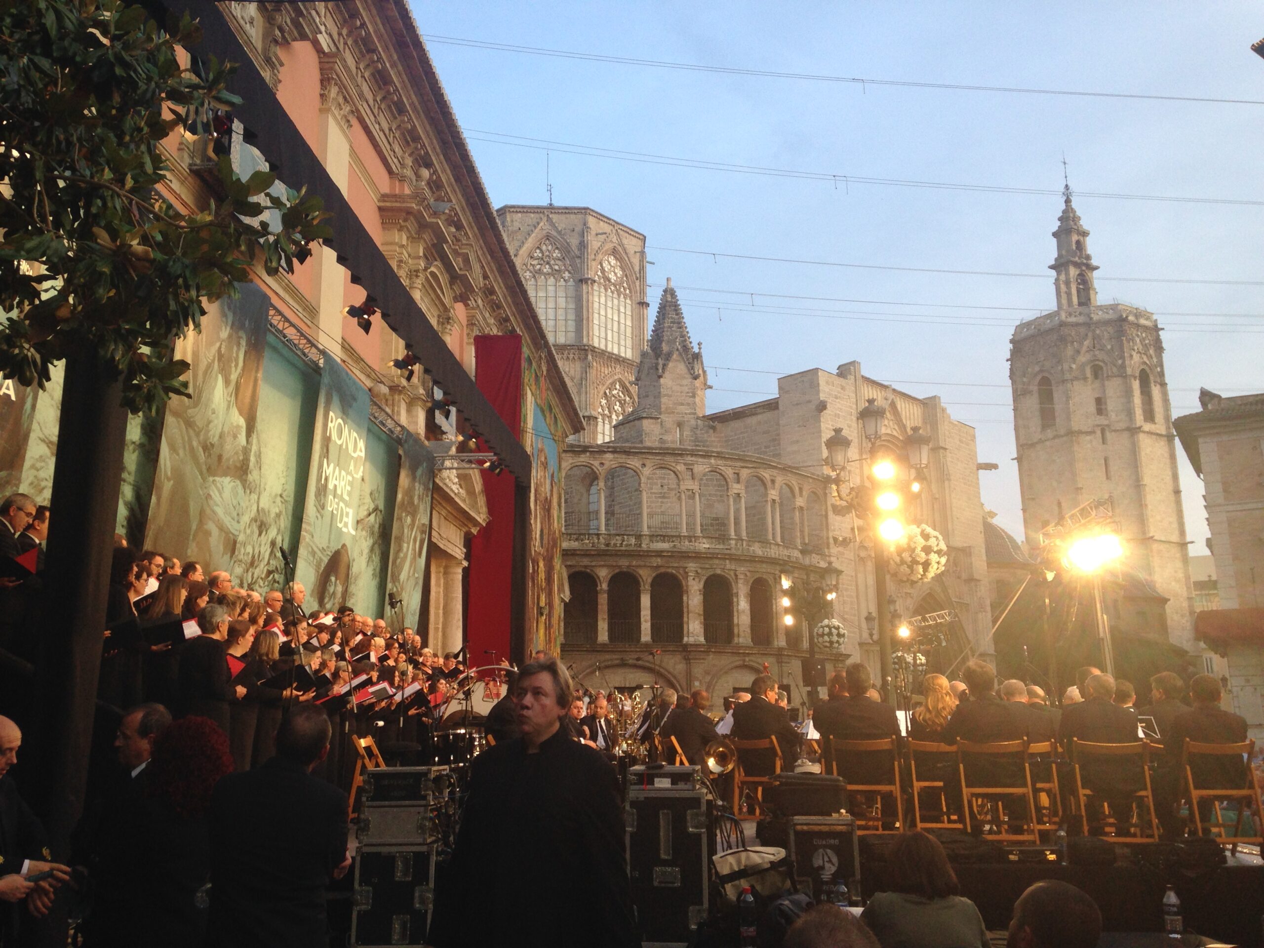 Vista lateral escenario Banda y Orfeón